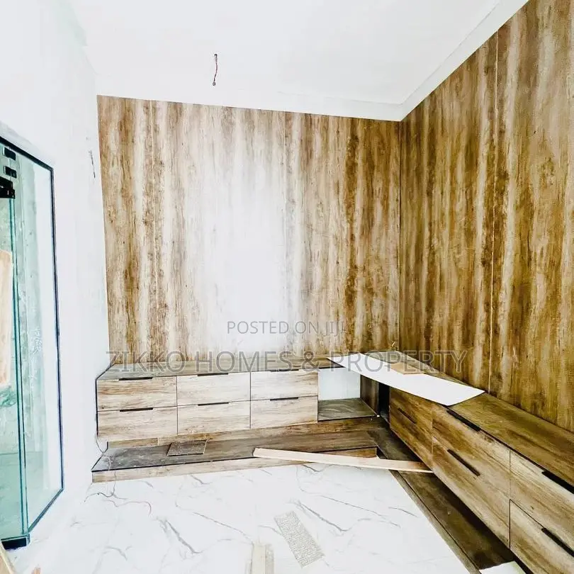 4bdrm Duplex in Orchid Road, Chevron for sale