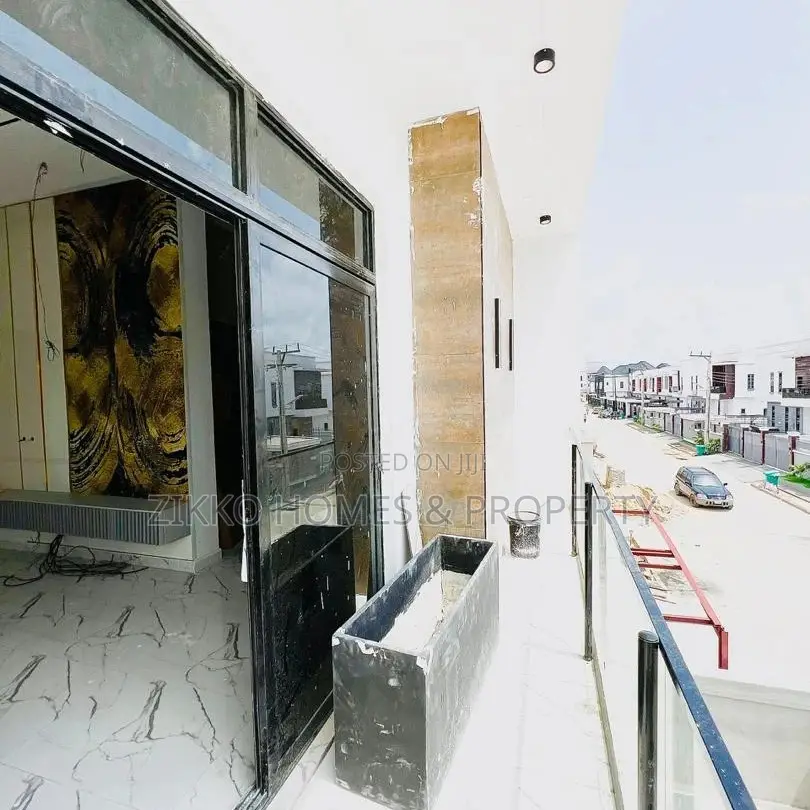 4bdrm Duplex in Orchid Road, Chevron for sale