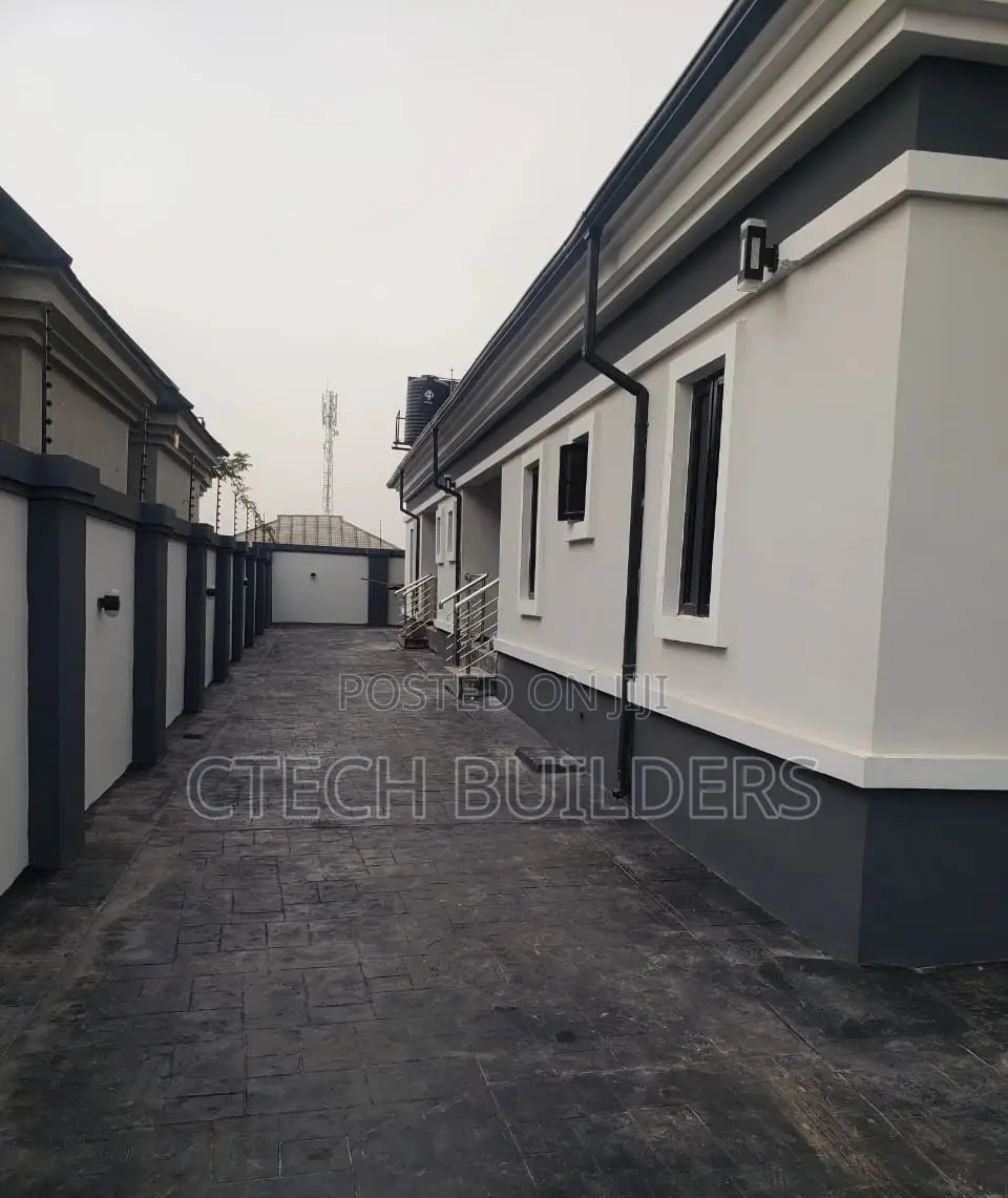 9bdrm Bungalow in Benin City for sale