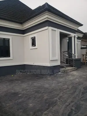 5bdrm Bungalow in Royaltor Real Estate, Benin City for sale
