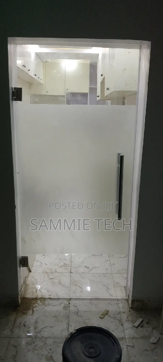 10mm Frameless Glass Cubicle With Frost Design
