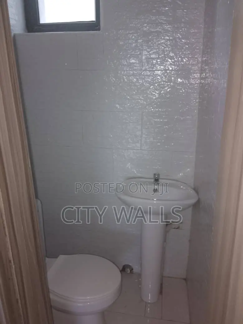 2bdrm Block of Flats in Chevron for rent