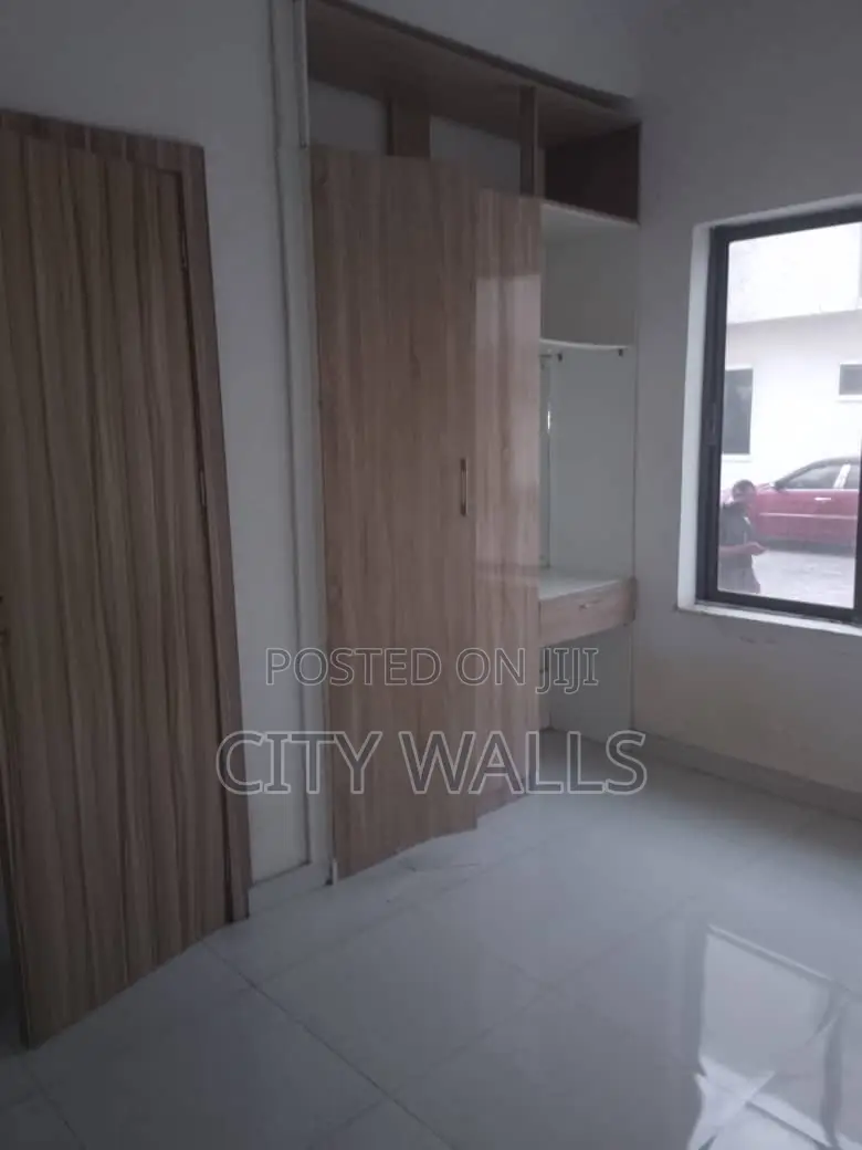 2bdrm Block of Flats in Chevron for rent