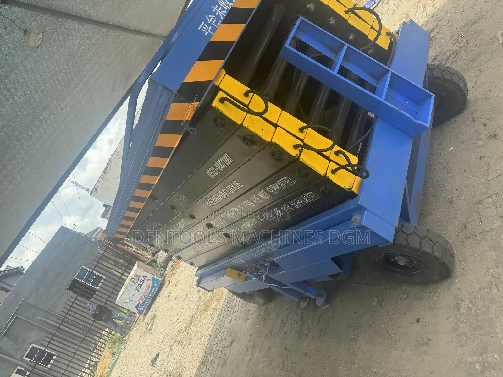 Electric Scissors Lift 14 Meter