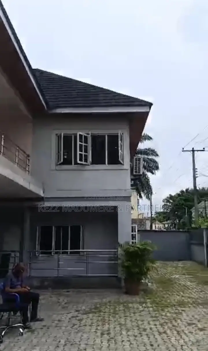 9bdrm Block of Flats in Mopol 19 , Gra Phase for sale