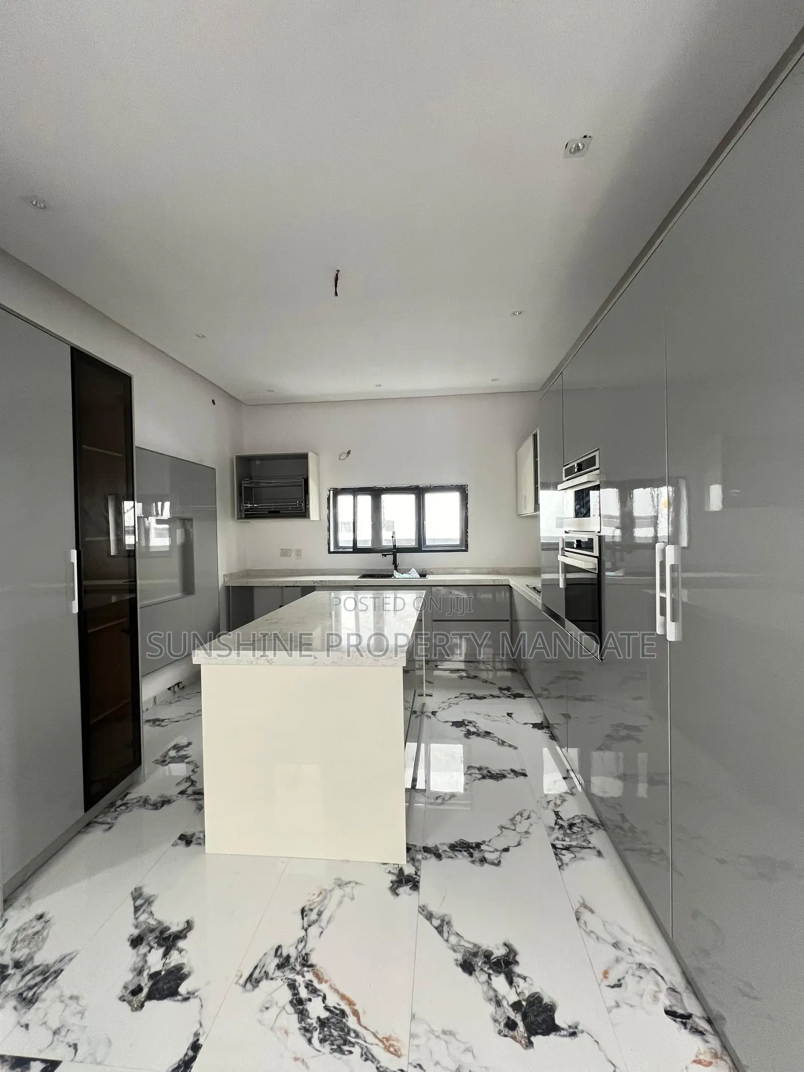 5bdrm Duplex in Lekki Phase 1 for sale