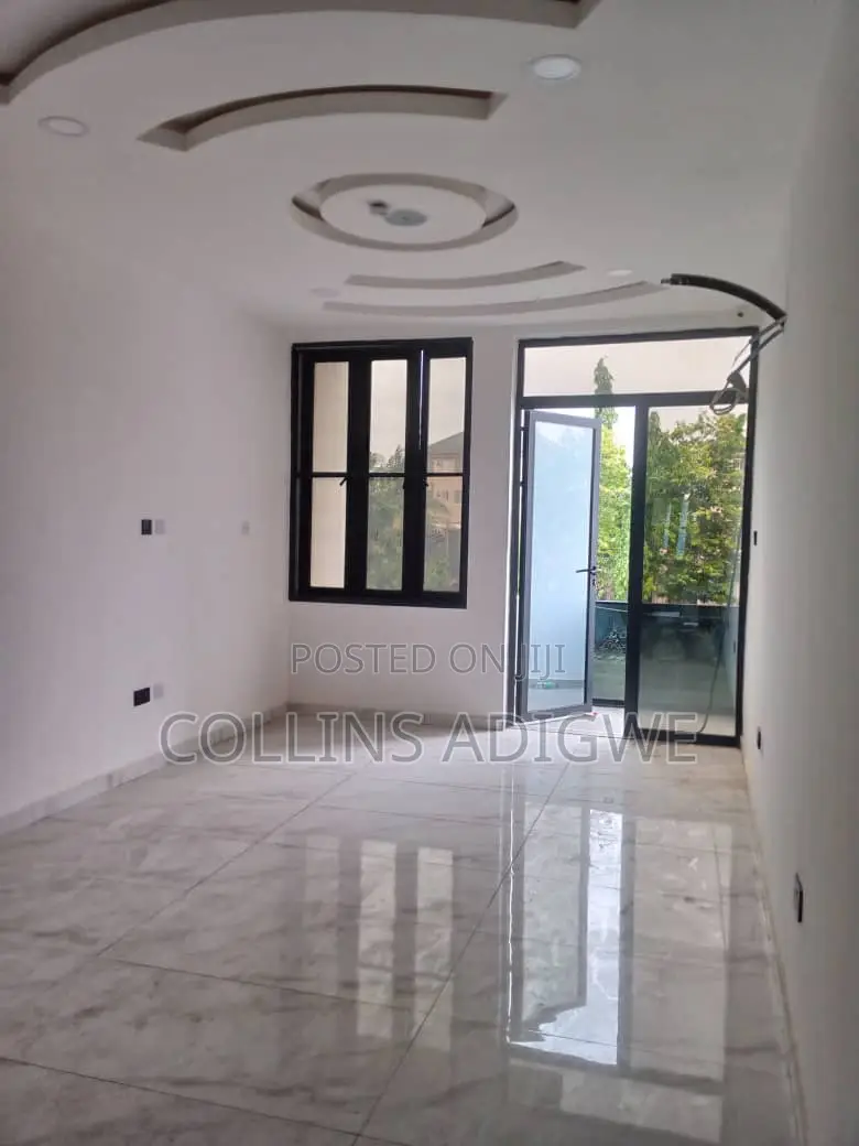 5bdrm Duplex in Thomas Estate for sale