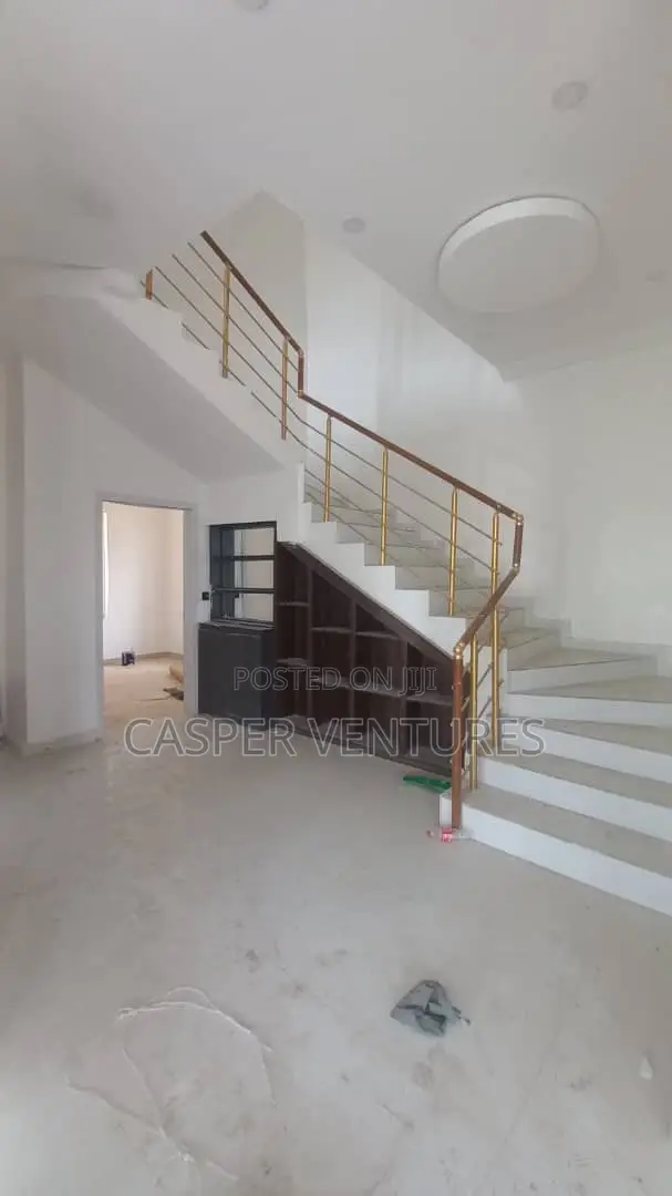 4bdrm Duplex in Chevron for rent