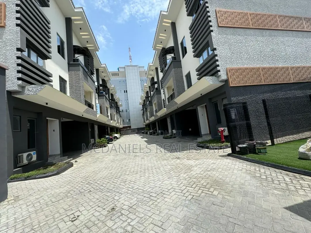 4bdrm Duplex in Lekki Phase 1 for rent