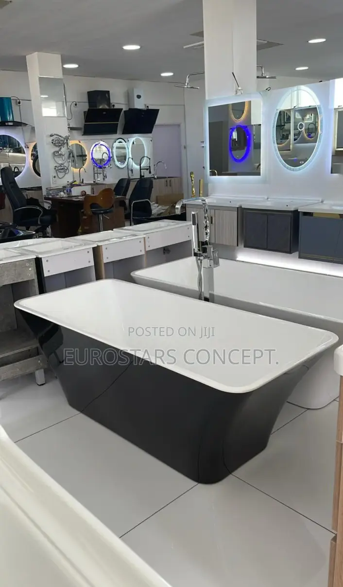 Square Black An White Luxury Bath Tub