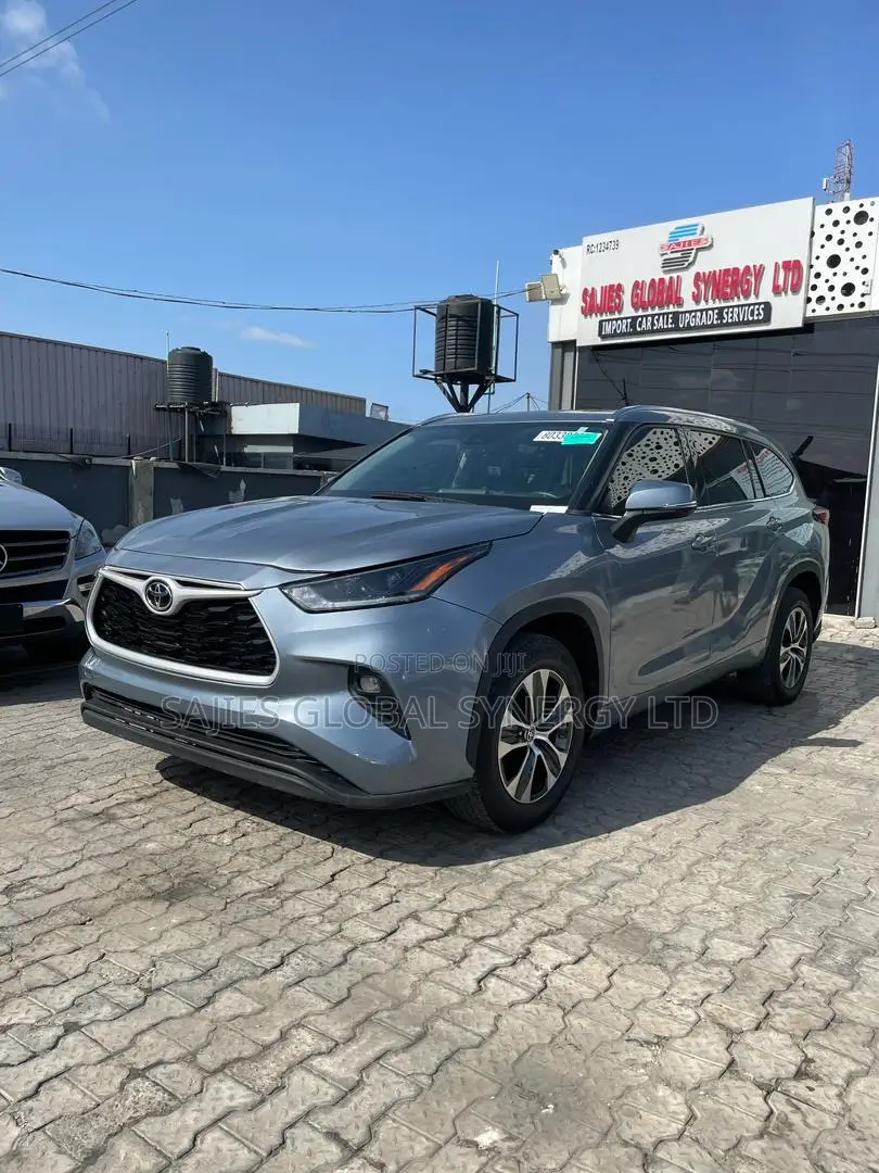 Toyota Highlander XLE 2021 Blue