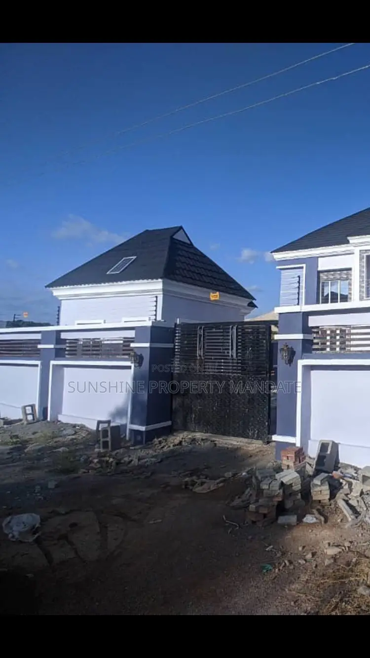 4bdrm Duplex in , Graceland Estate for sale