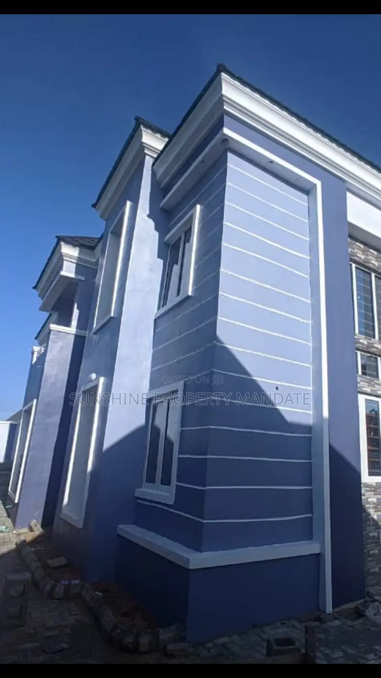 4bdrm Duplex in , Graceland Estate for sale