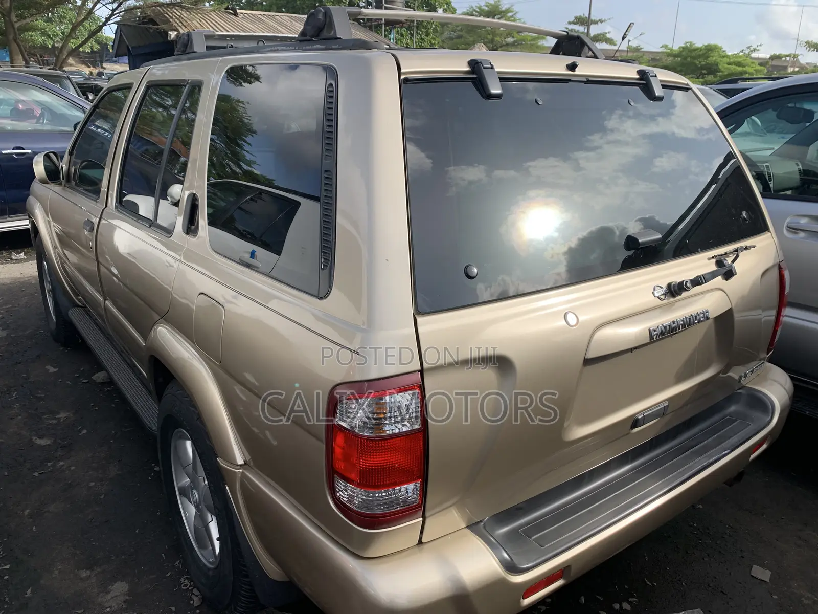 Nissan Pathfinder 2002 Gold
