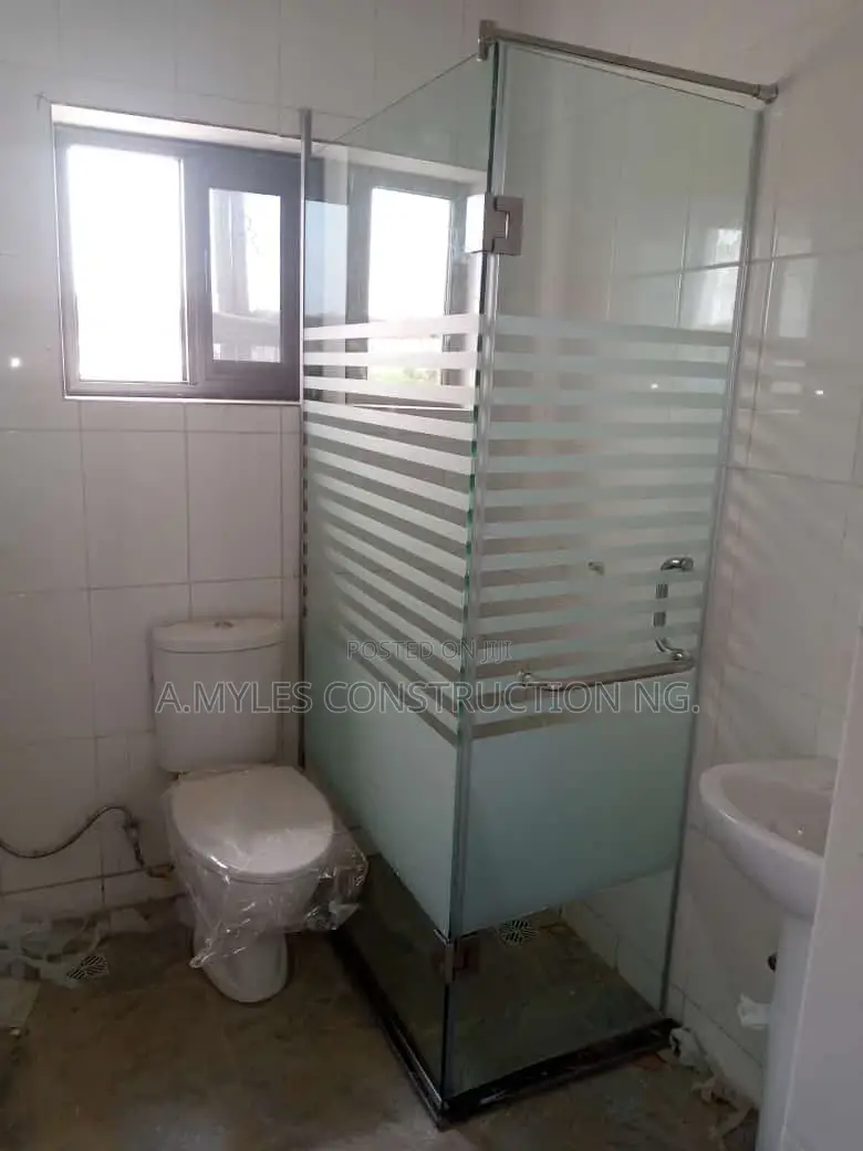 Shower Cubicles With Tampered Designed Glass