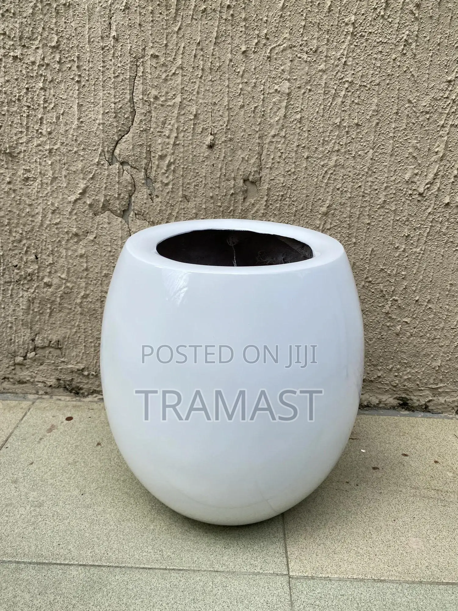 Round-Ball Fiberglass Planter for Garden Beautification