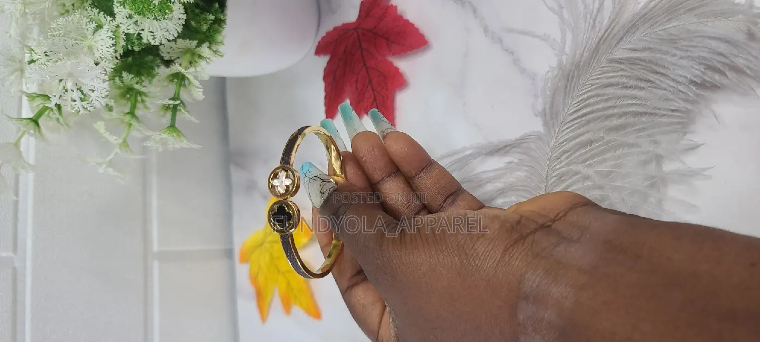 Fashionable Female Bangle