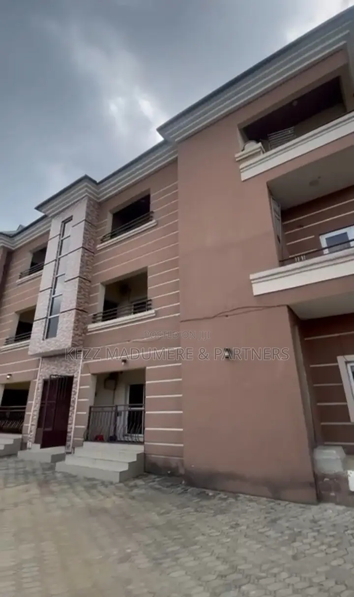 6bdrm Block of Flats in Rumuigbo , Port for sale