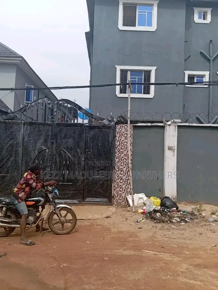 6bdrm Block of Flats in World Bank , Owerri for sale