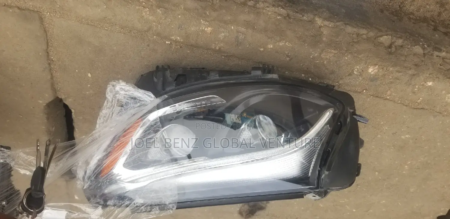 GLC300 2018 Double Charger Left Side Headlight