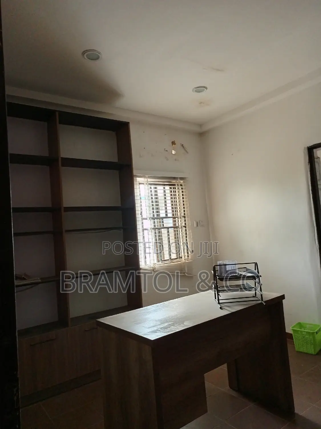 3bedroom Office Apartment in Strictly Office Block of Flats