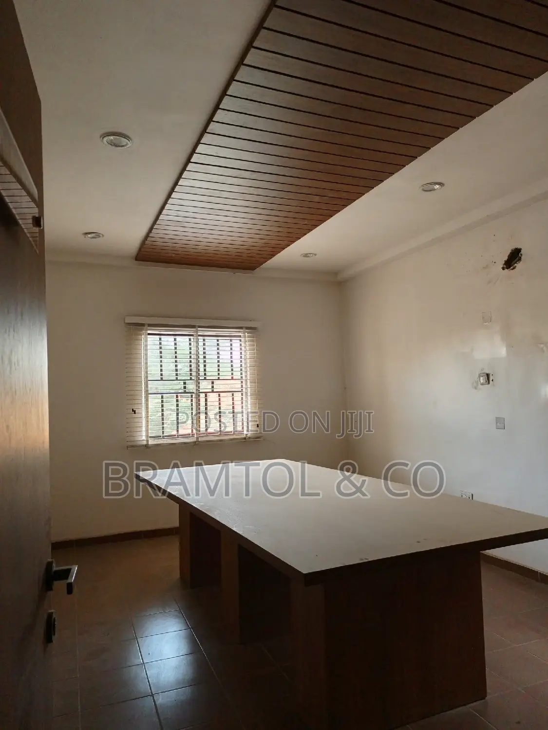 3bedroom Office Apartment in Strictly Office Block of Flats