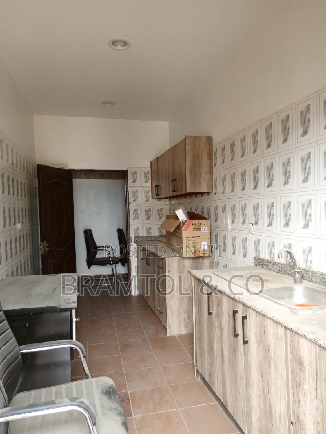 3bedroom Office Apartment in Strictly Office Block of Flats