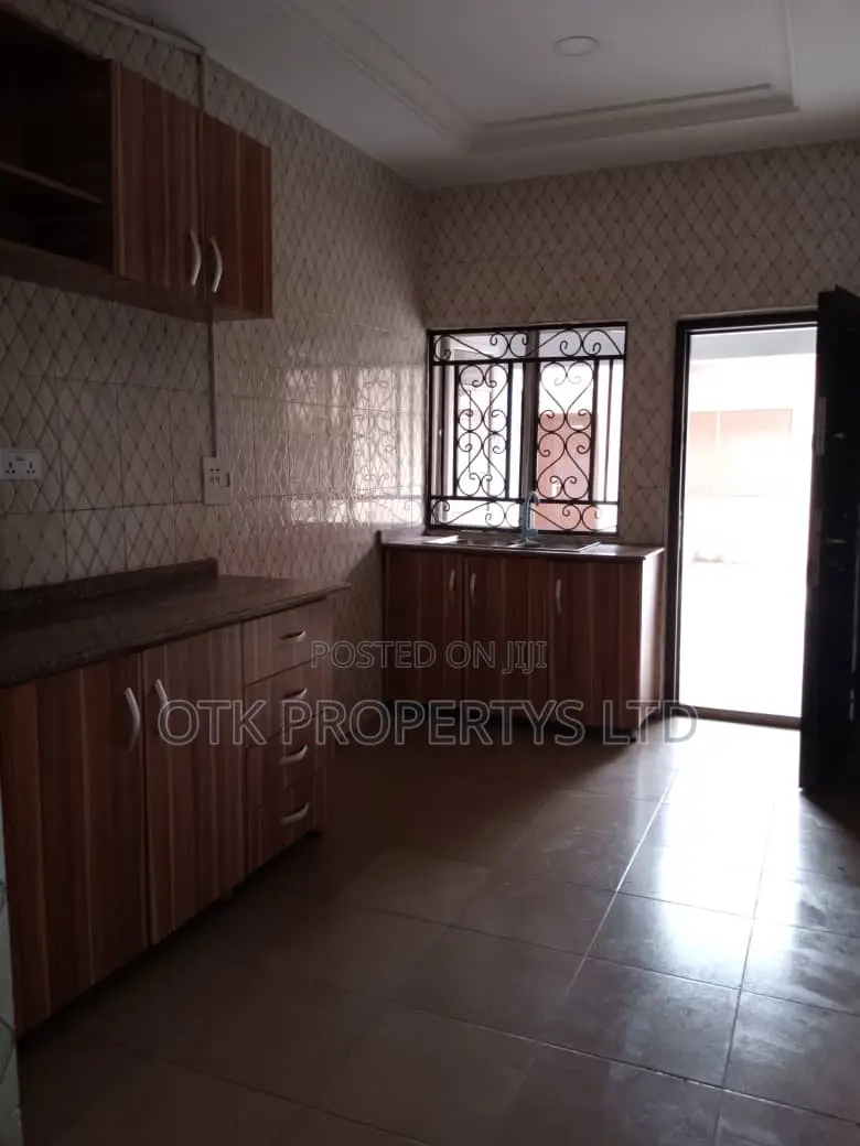 3bdrm Block of Flats in Gwarinpa 4Th Avenue for rent