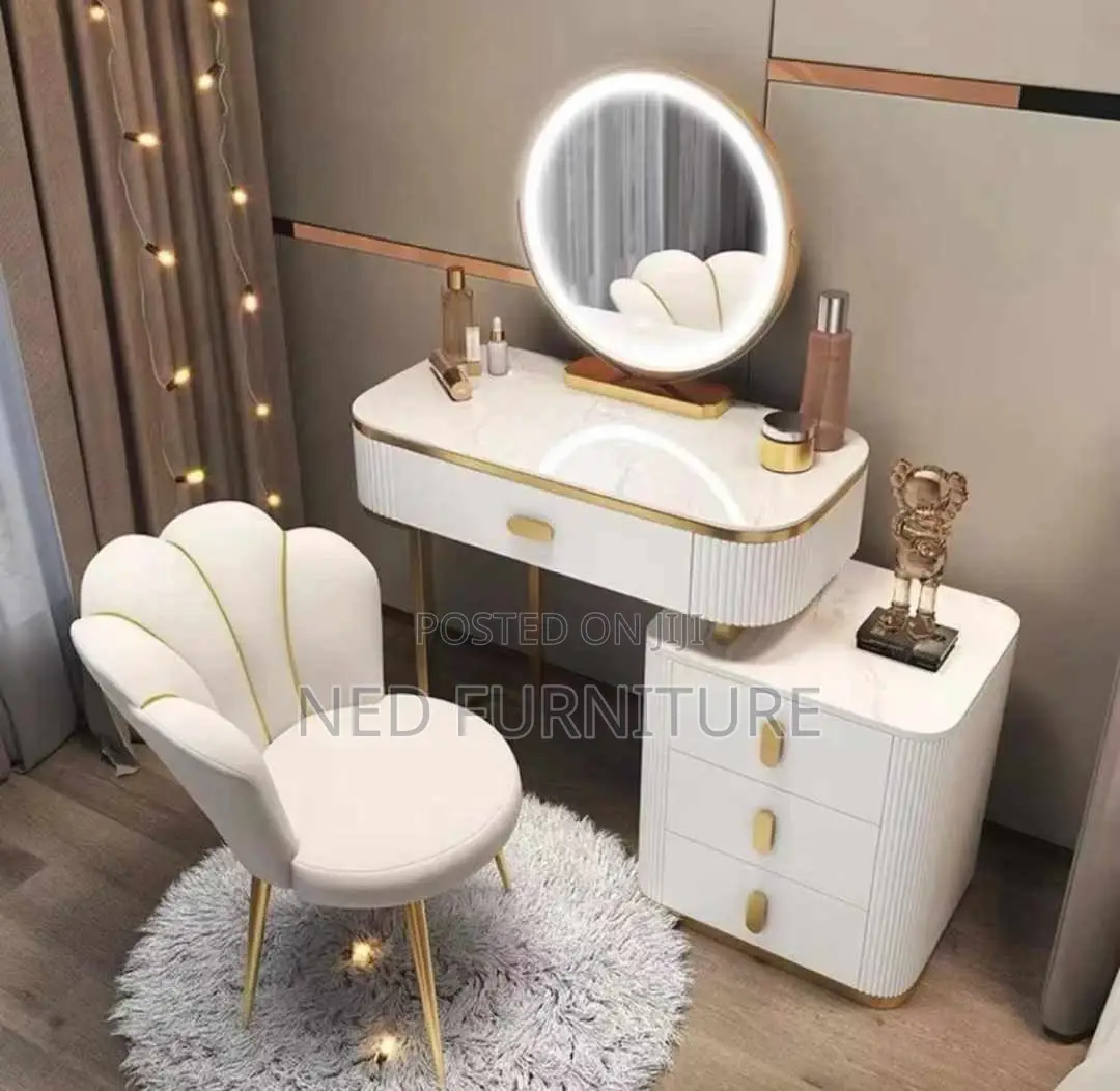 Quality Dressing Mirror With Chiar
