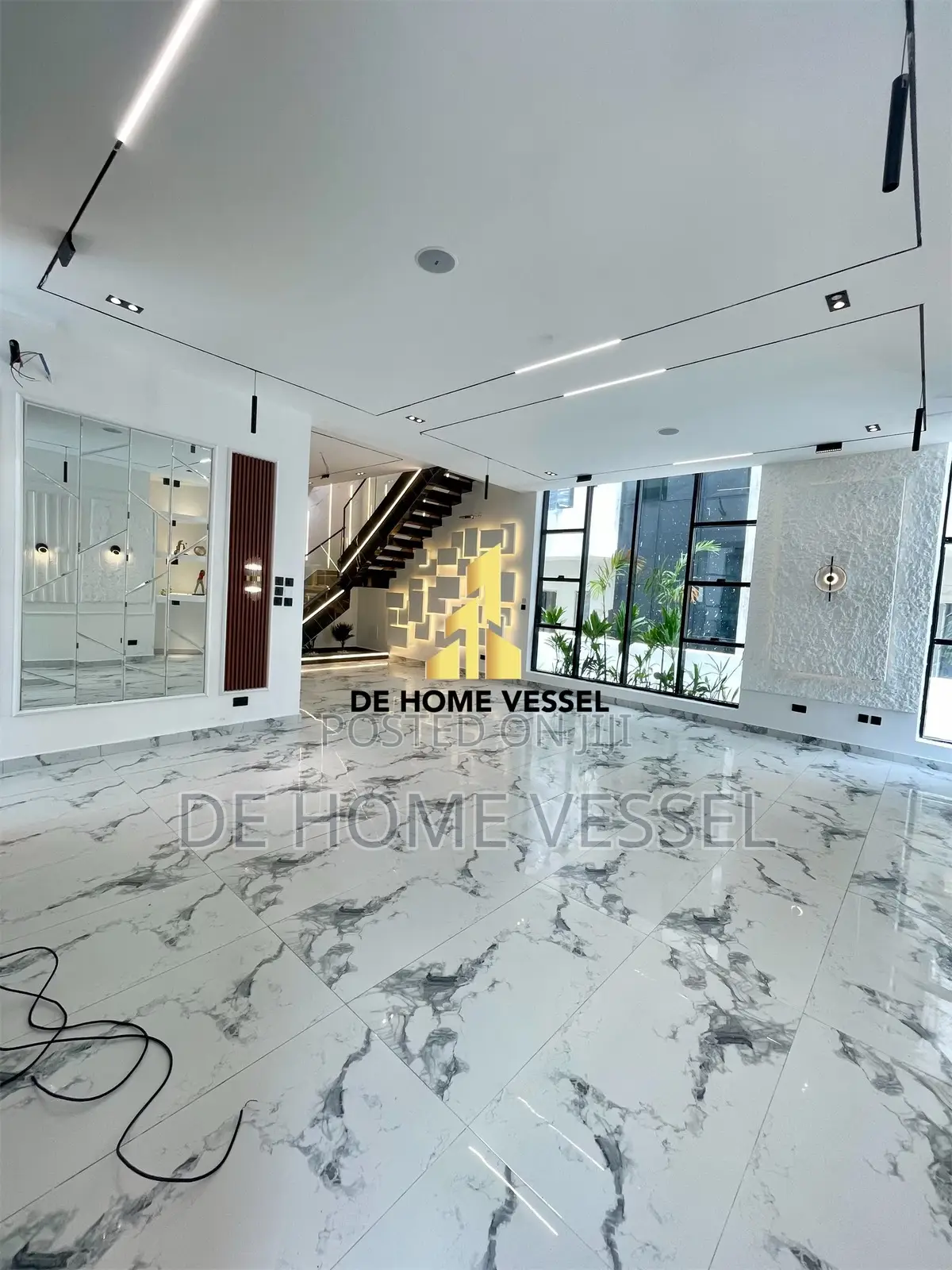 5bdrm Duplex in Chevron for sale