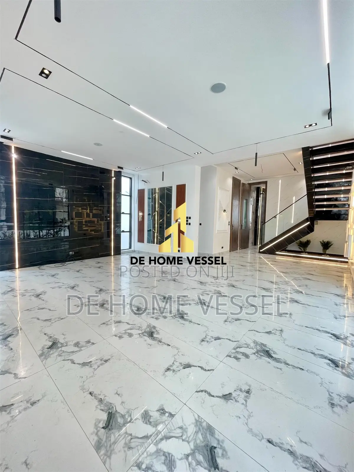 5bdrm Duplex in Chevron for sale