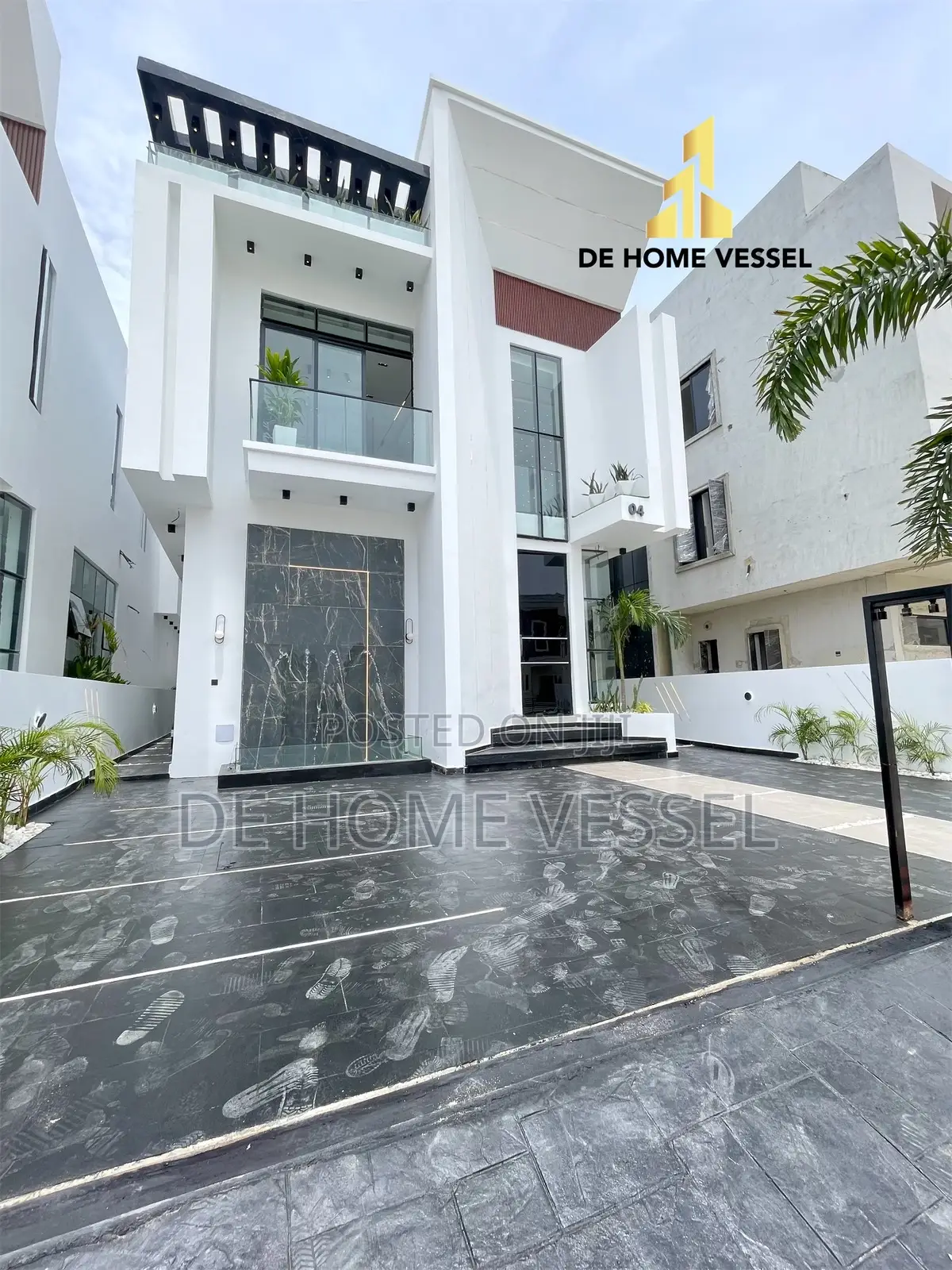 5bdrm Duplex in Chevron for sale
