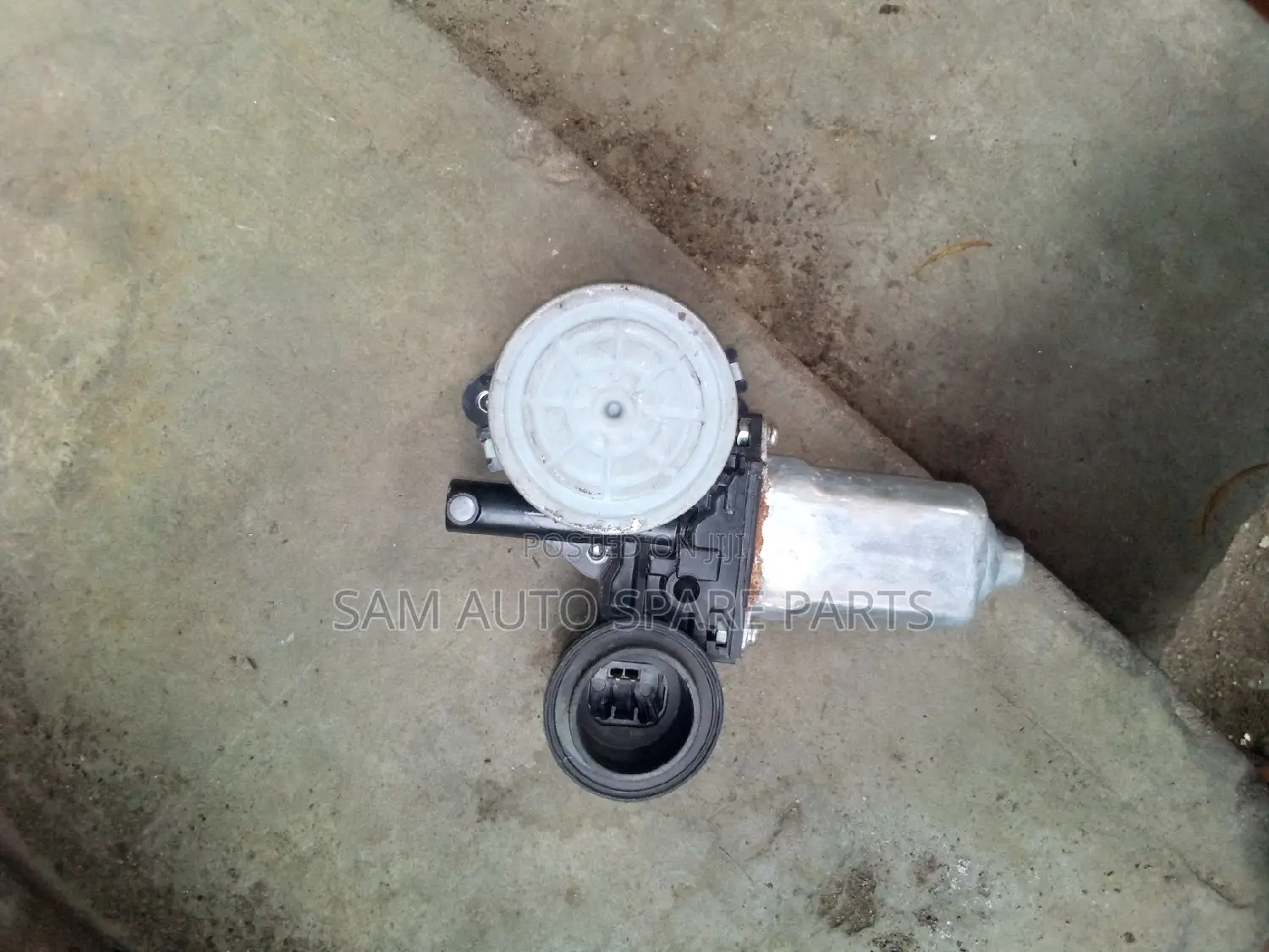 Toyota Corolla 06 Engine Glass Front Left Side Complete