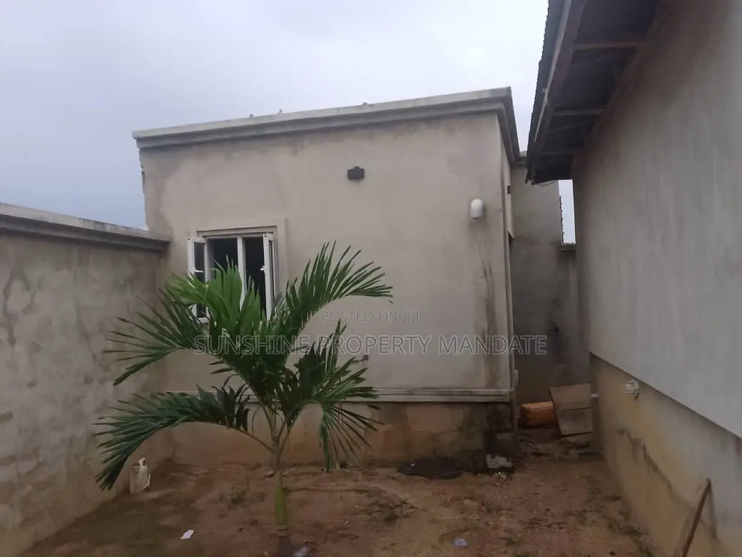 4bdrm Bungalow in Obaile Airport Road, Akure for sale