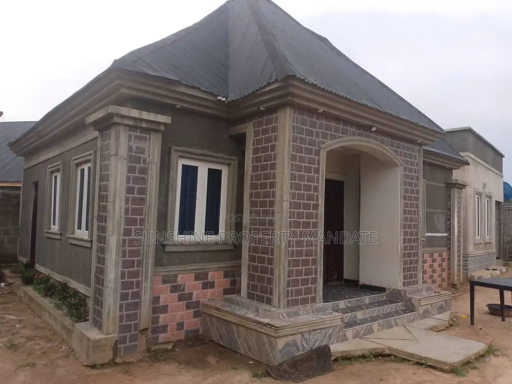 4bdrm Bungalow in Obaile Airport Road, Akure for sale