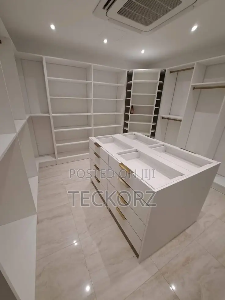 Walk-in Closet Luxury Closet Wardrobe