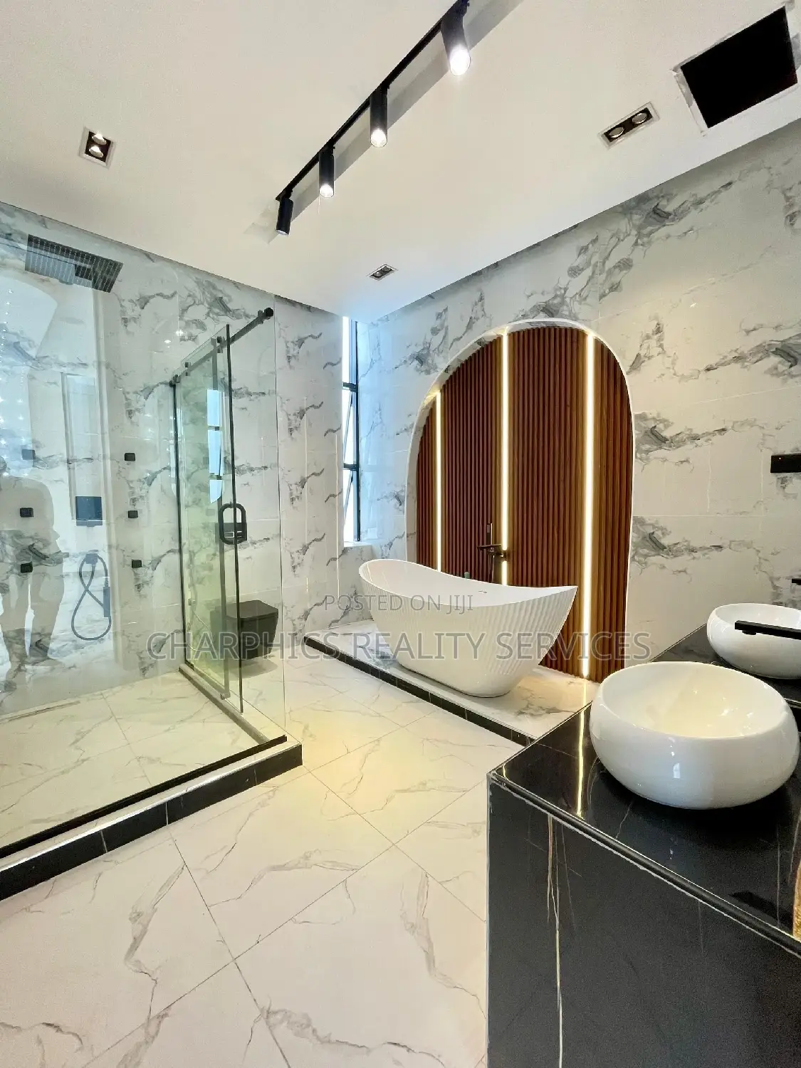 5bdrm Duplex in Chevron for sale