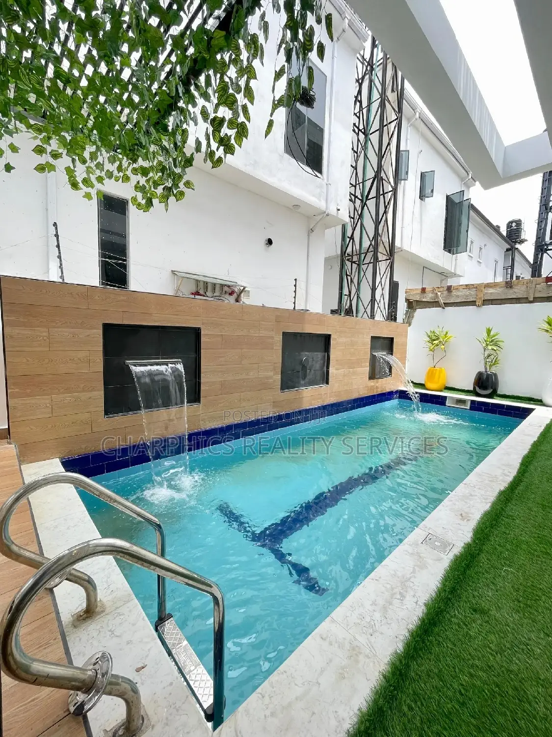 5bdrm Duplex in Chevron for sale