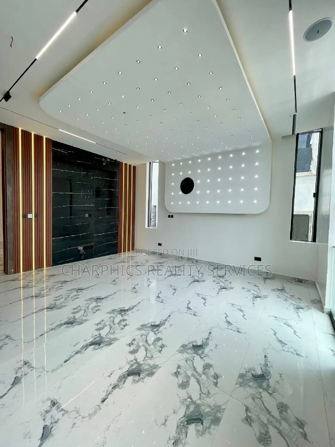 5bdrm Duplex in Chevron for sale