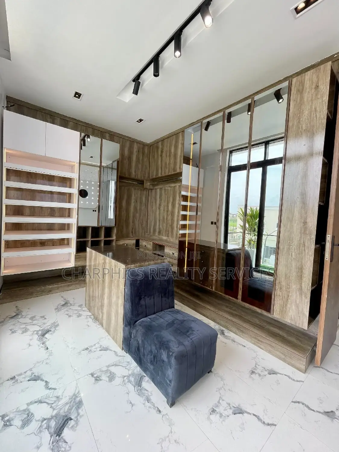 5bdrm Duplex in Chevron for sale