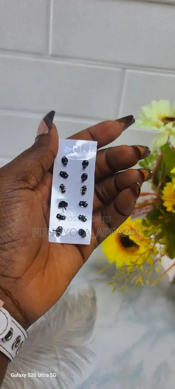Mini Stud Black Earring