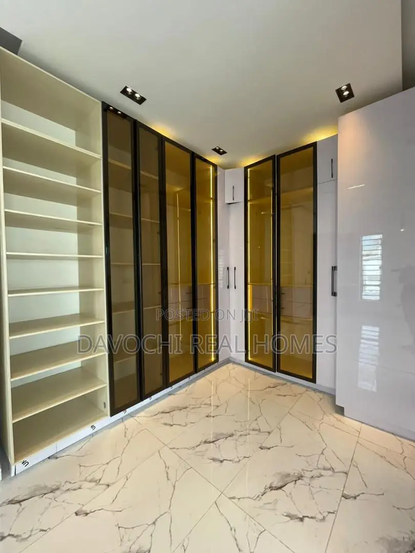 5bdrm Duplex in Chevron Drive, Lekki for sale