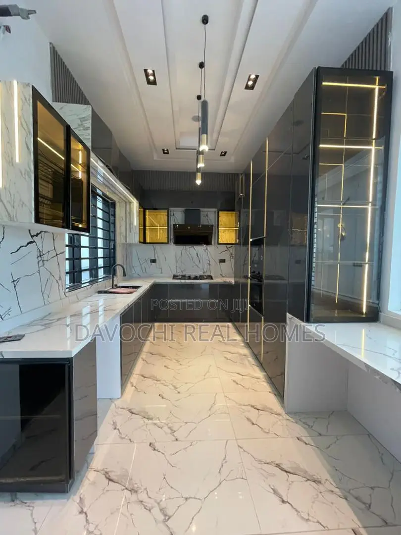 5bdrm Duplex in Chevron Drive, Lekki for sale