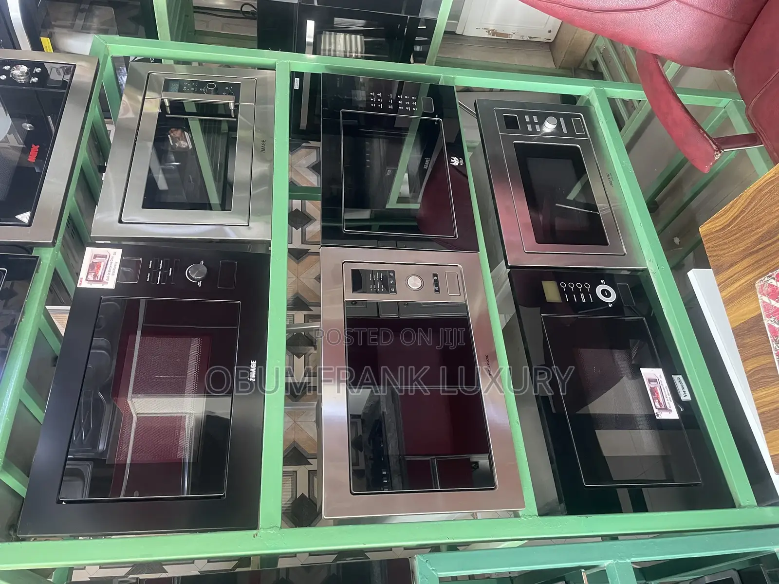 High-Quality Polster Police Microwave England