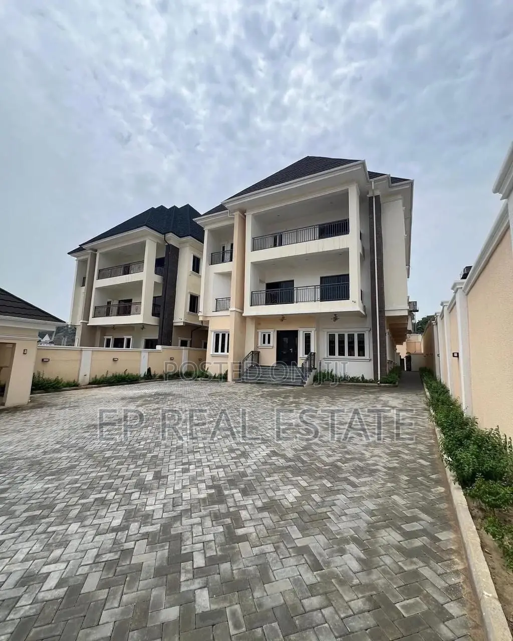 7bdrm Duplex in Asokoro for sale