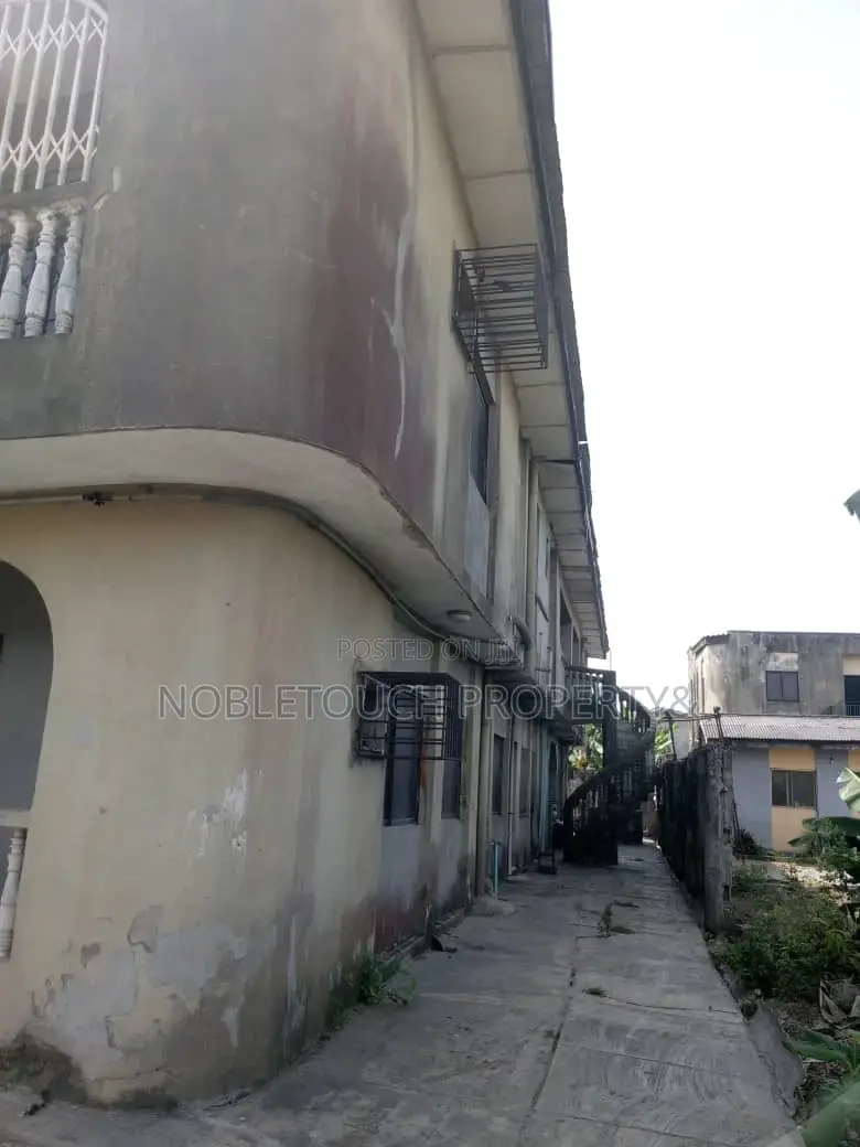 3bdrm Block of Flats in Off Abaranje Ikotun for sale
