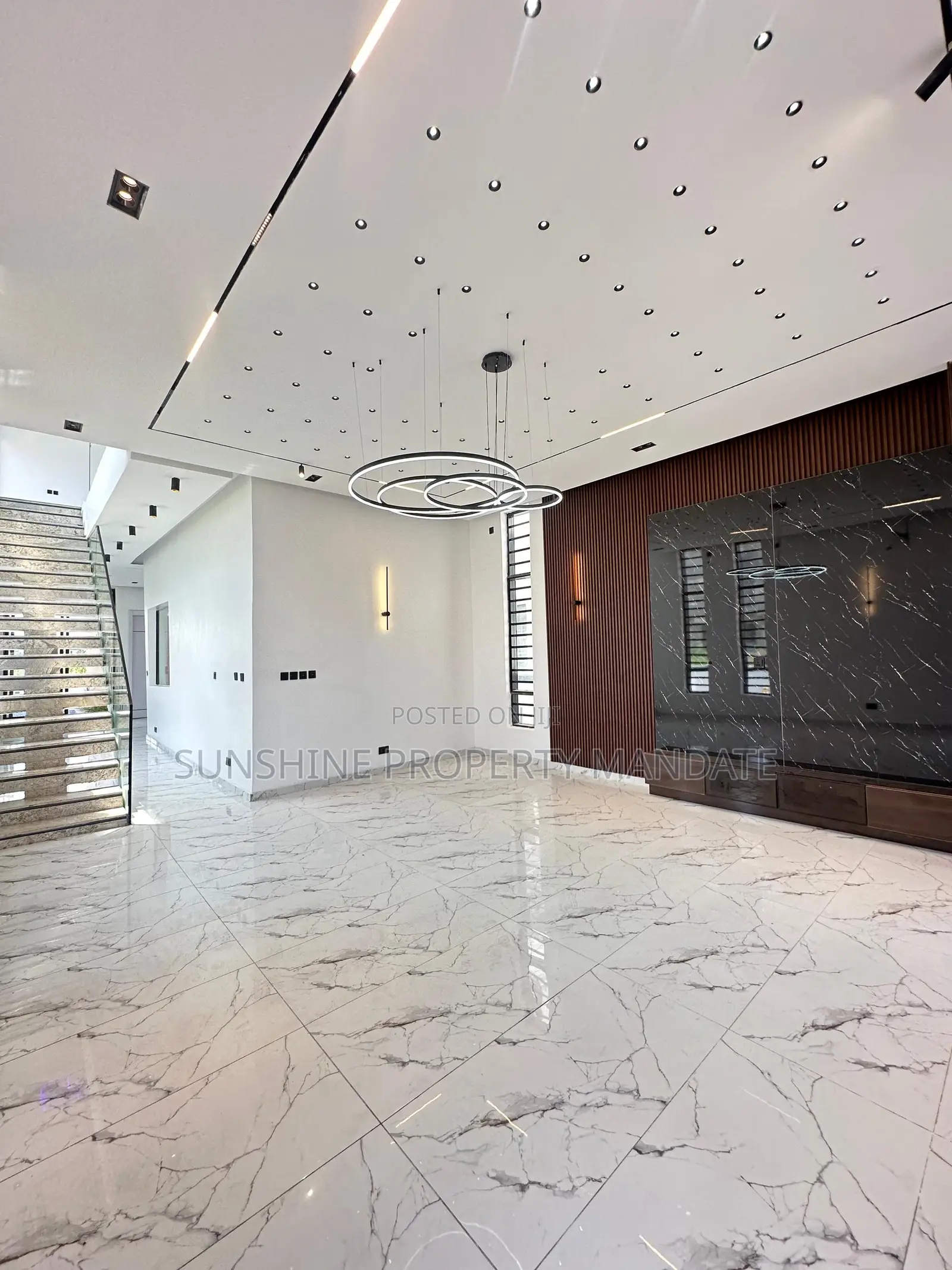 5bdrm Duplex in Chevron for sale