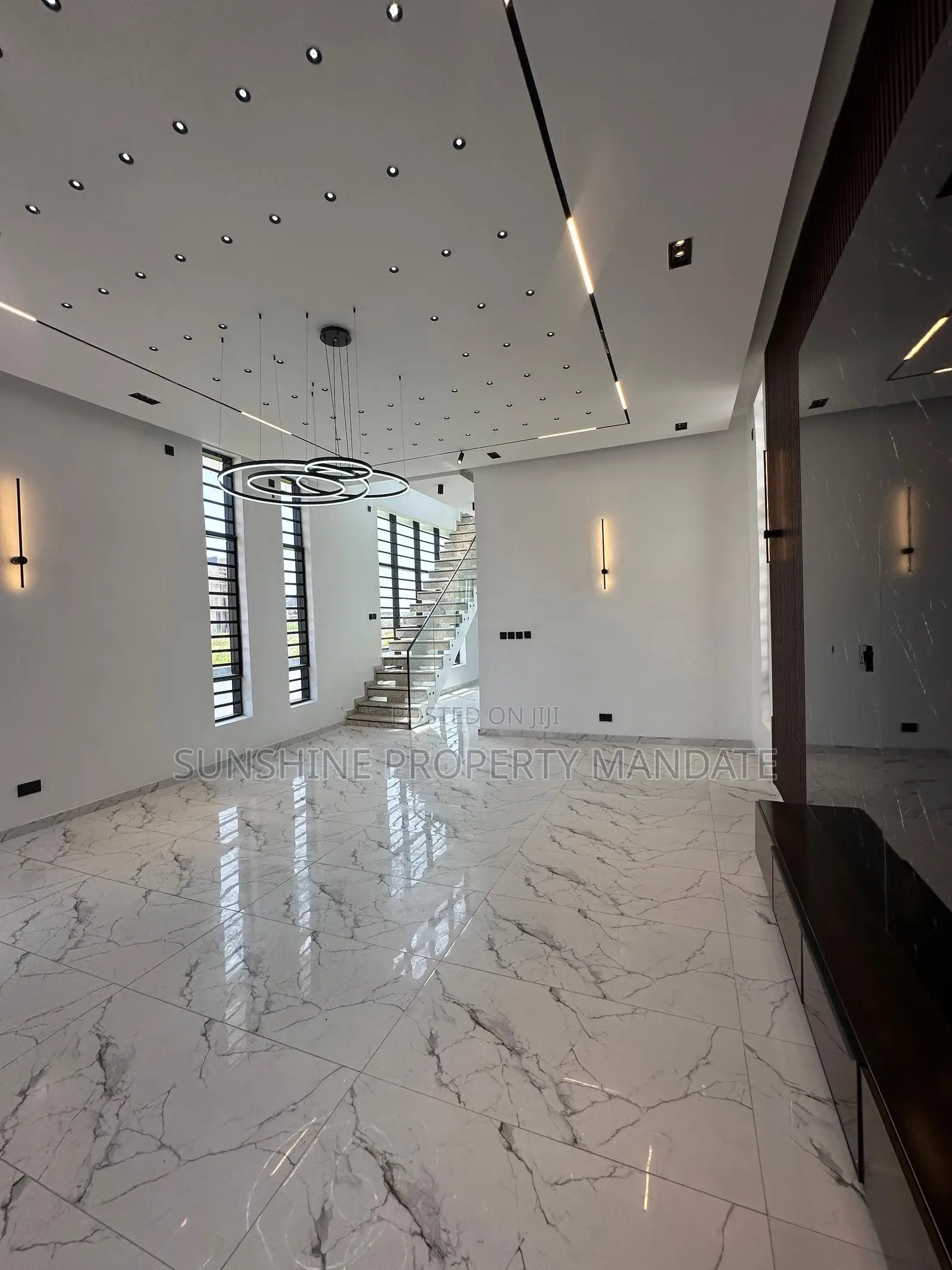 5bdrm Duplex in Chevron for sale