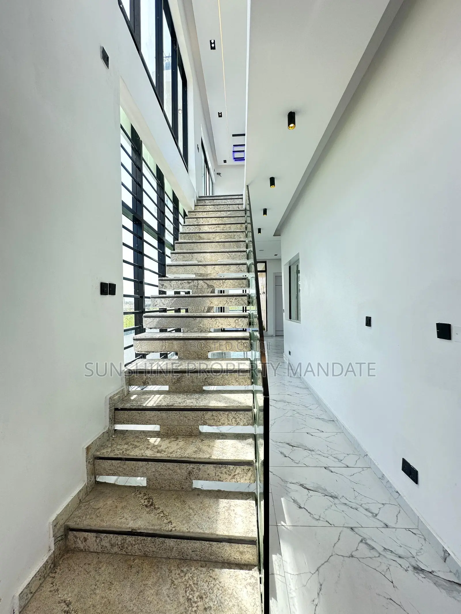 5bdrm Duplex in Chevron for sale