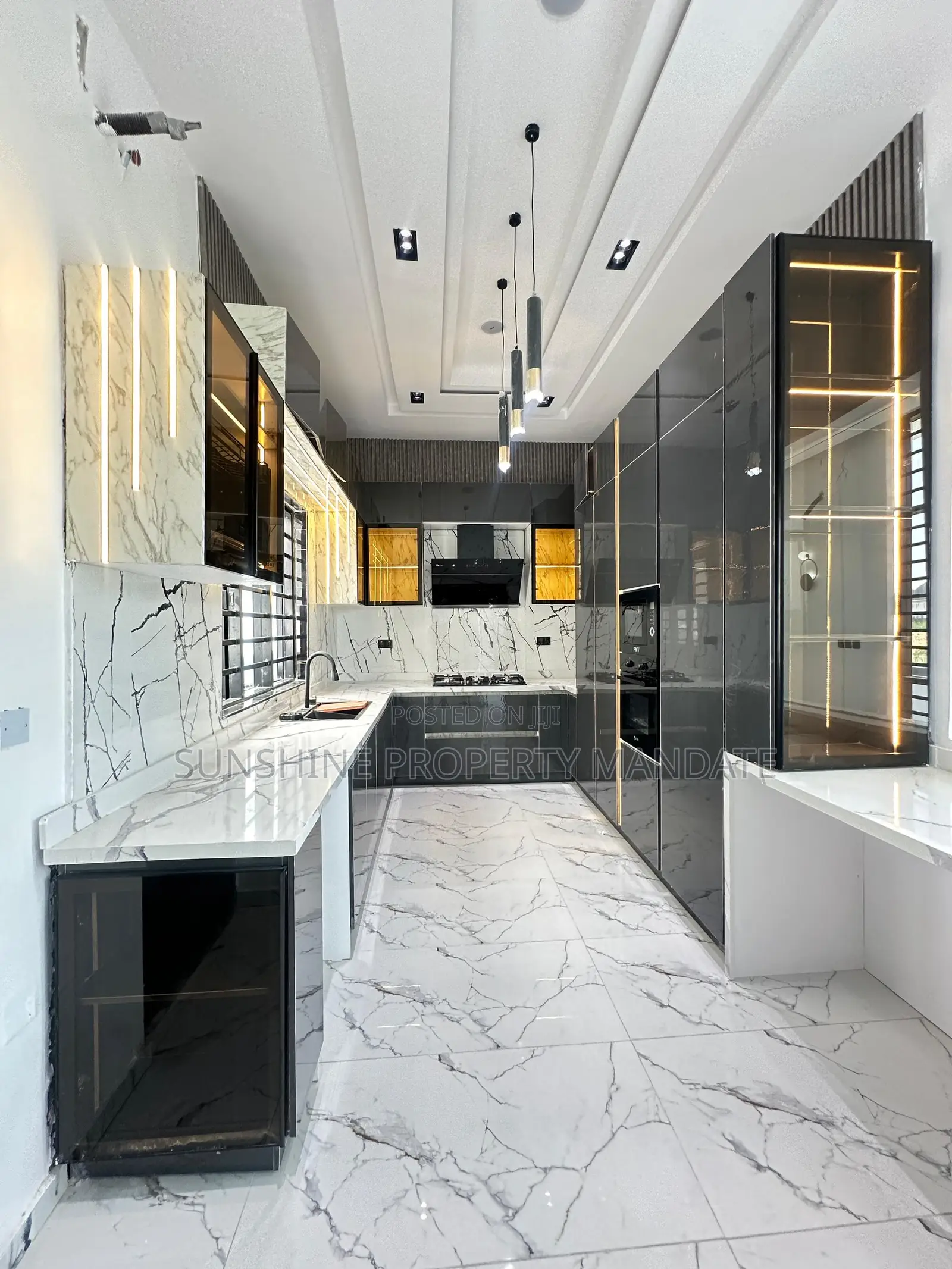 5bdrm Duplex in Chevron for sale